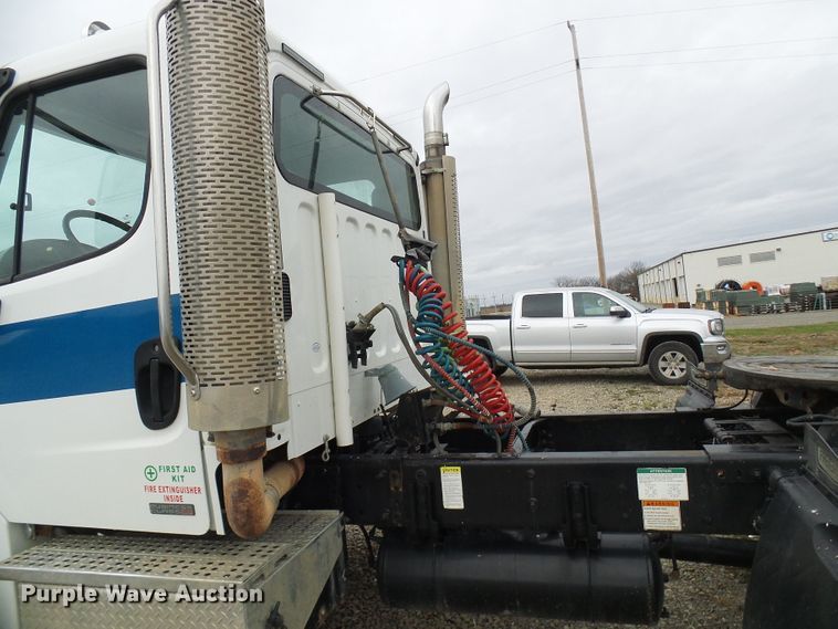 image for item DG2140 2007 Freightliner Business Class M2  semi truck