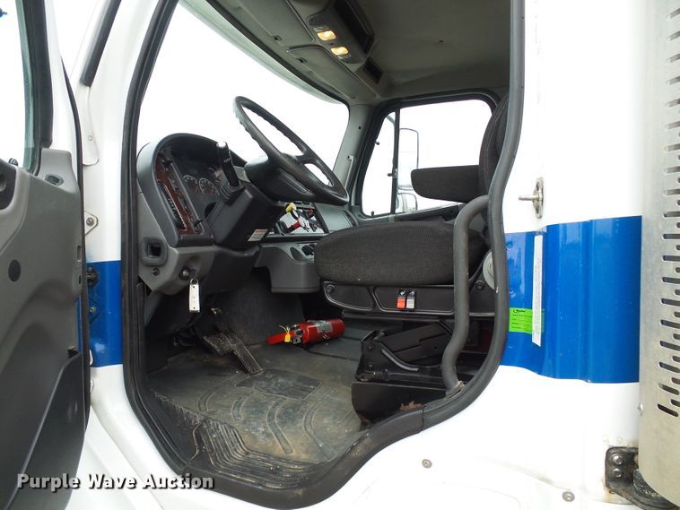 image for item DG2140 2007 Freightliner Business Class M2  semi truck