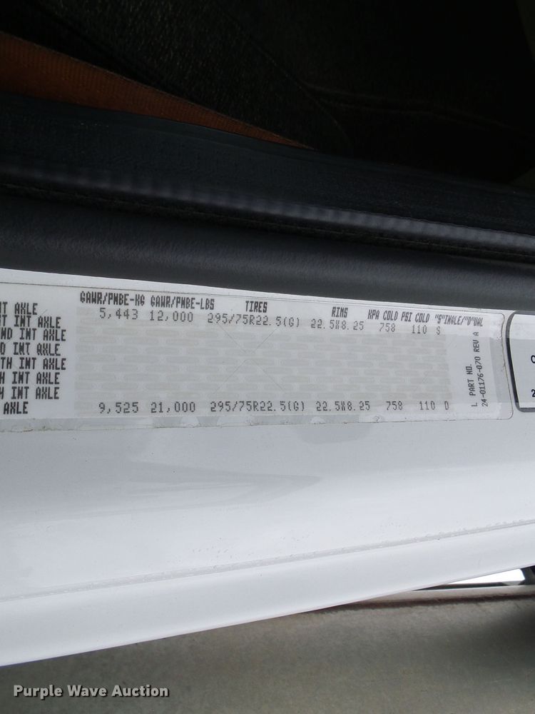 image for item DG2140 2007 Freightliner Business Class M2  semi truck