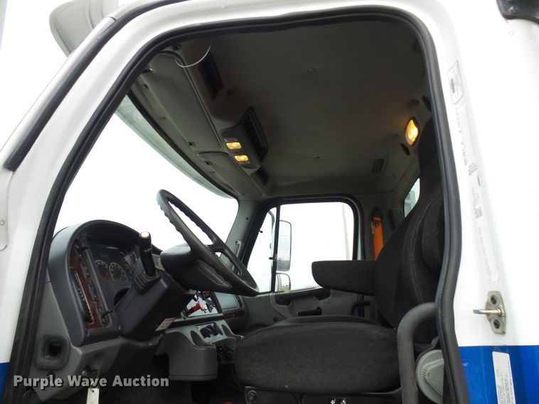 image for item DG2140 2007 Freightliner Business Class M2  semi truck