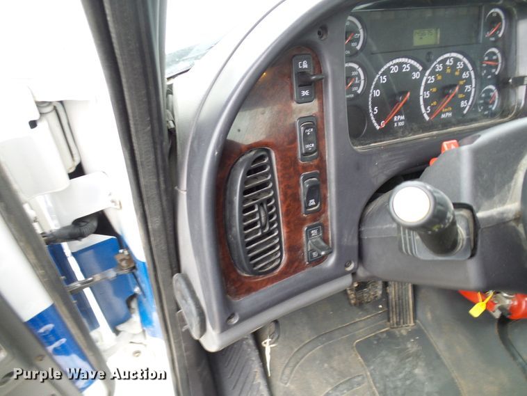 image for item DG2140 2007 Freightliner Business Class M2  semi truck