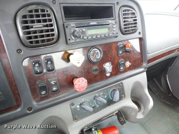 image for item DG2140 2007 Freightliner Business Class M2  semi truck