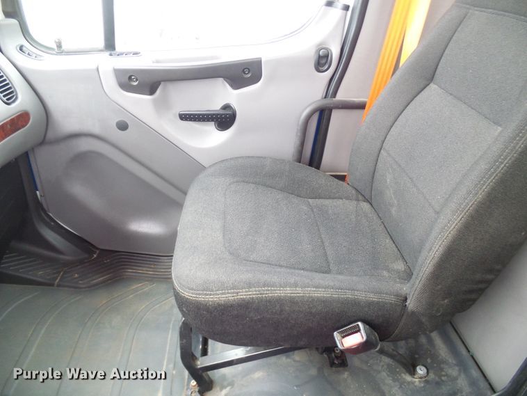 image for item DG2140 2007 Freightliner Business Class M2  semi truck