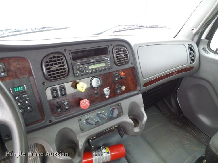 image for item DG2140 2007 Freightliner Business Class M2  semi truck