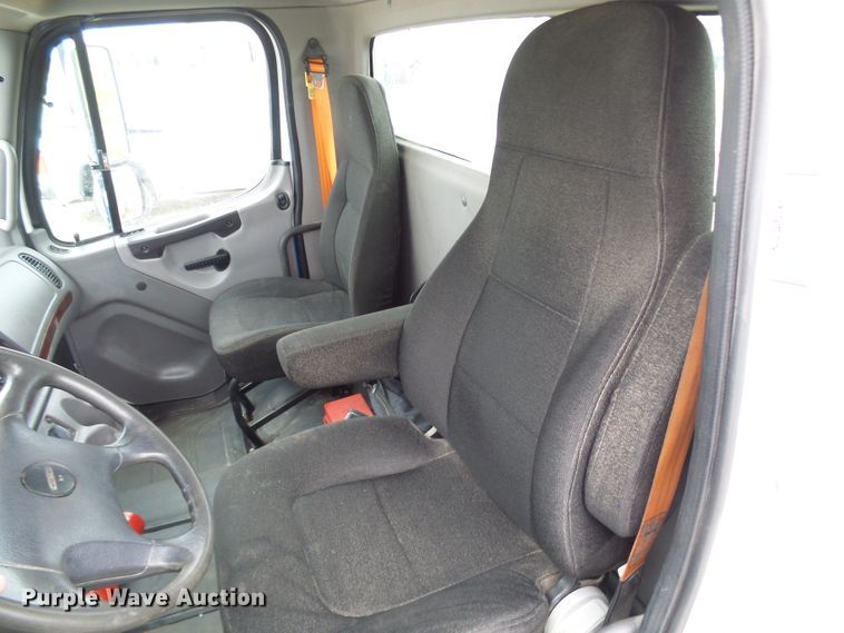 image for item DG2140 2007 Freightliner Business Class M2  semi truck