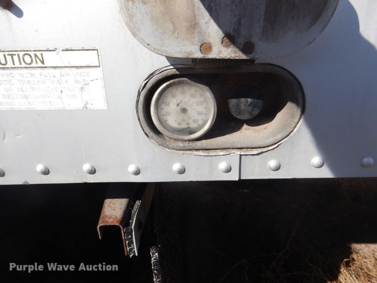 image for item DH5415 2002 Merritt livestock trailer