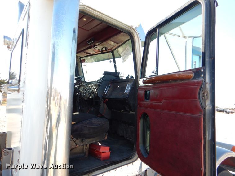 image for item DH5417 1995 Peterbilt 378  semi truck