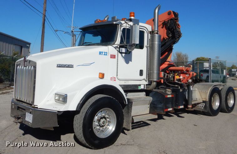 image for item DI1010 2005 Kenworth T800  semi truck with crane