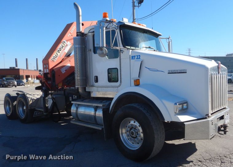 image for item DI1010 2005 Kenworth T800  semi truck with crane