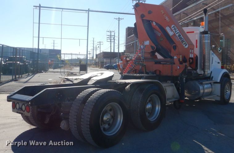 image for item DI1010 2005 Kenworth T800  semi truck with crane