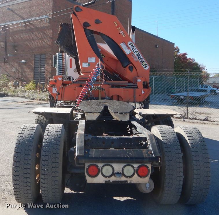 image for item DI1010 2005 Kenworth T800  semi truck with crane