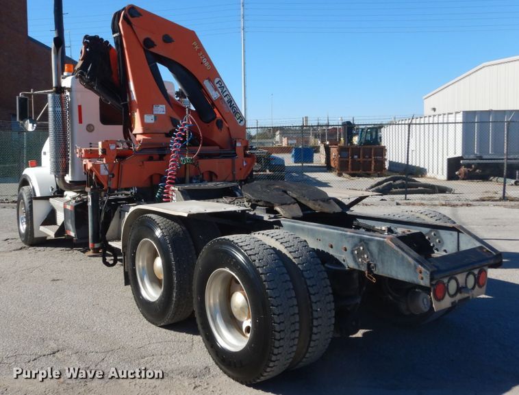 image for item DI1010 2005 Kenworth T800  semi truck with crane