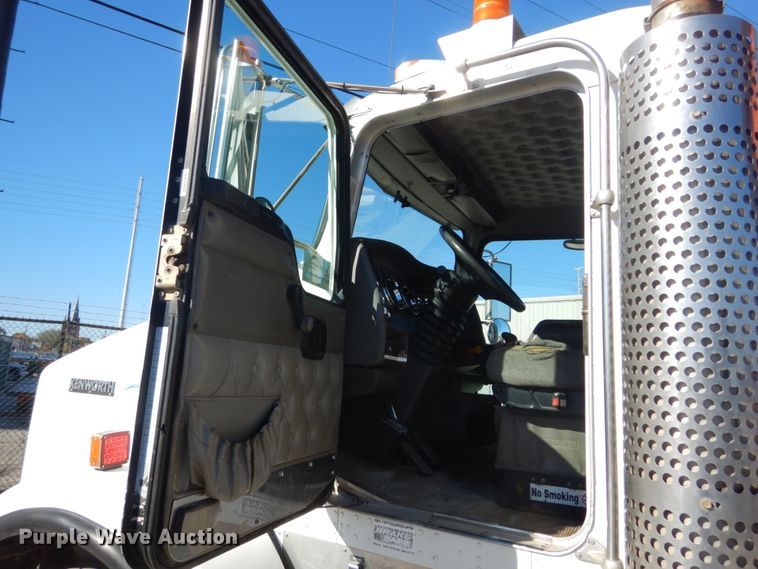 image for item DI1010 2005 Kenworth T800  semi truck with crane