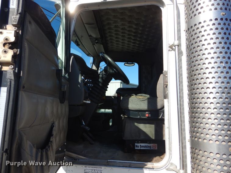 image for item DI1010 2005 Kenworth T800  semi truck with crane