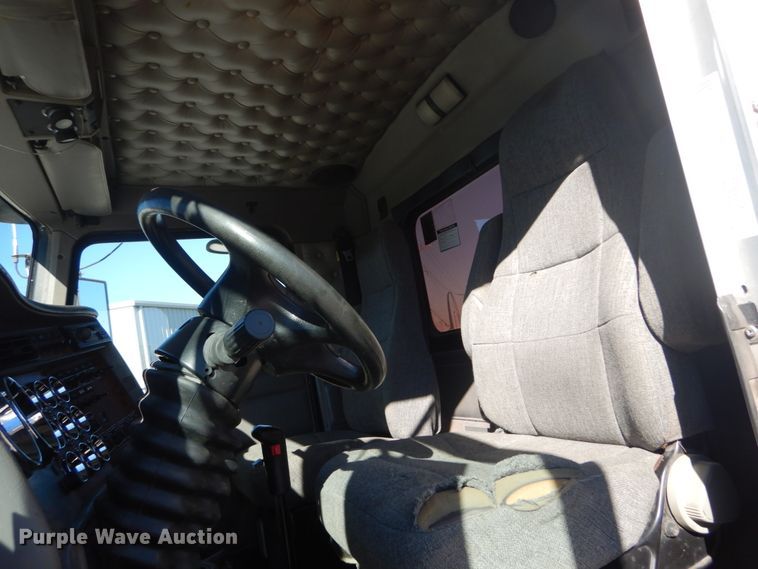 image for item DI1010 2005 Kenworth T800  semi truck with crane