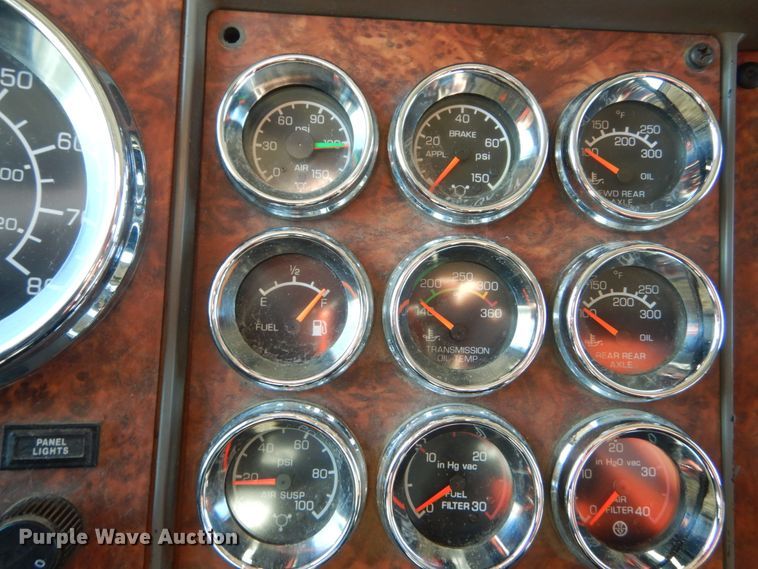 image for item DI1010 2005 Kenworth T800  semi truck with crane