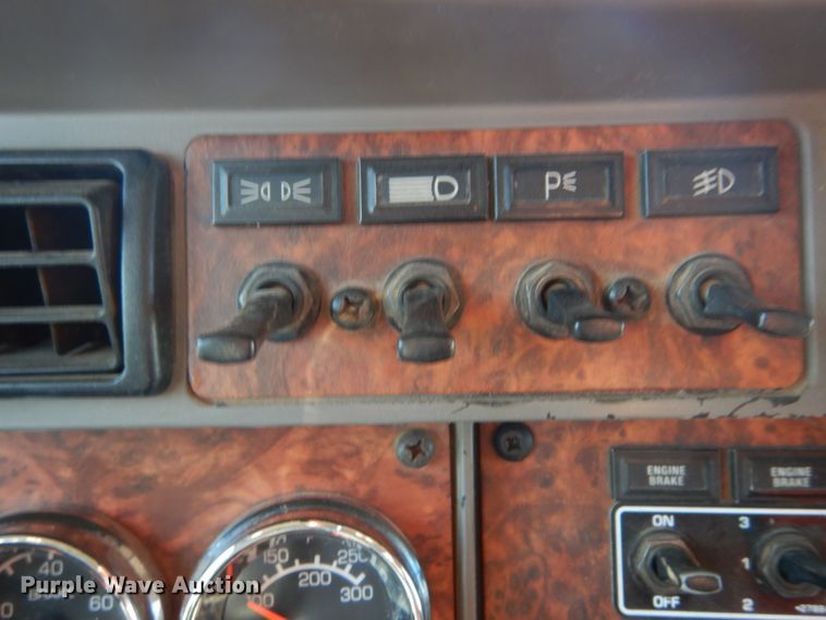 image for item DI1010 2005 Kenworth T800  semi truck with crane