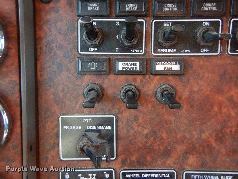 image for item DI1010 2005 Kenworth T800  semi truck with crane