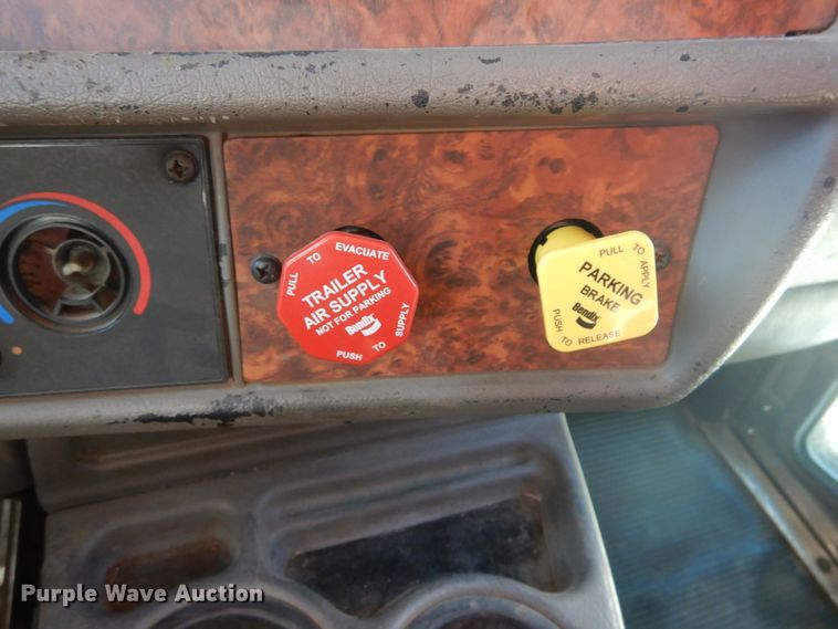 image for item DI1010 2005 Kenworth T800  semi truck with crane