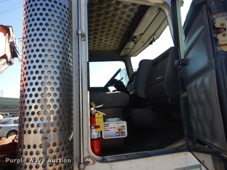 image for item DI1010 2005 Kenworth T800  semi truck with crane