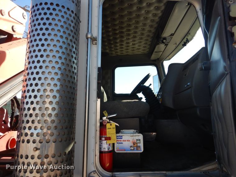 image for item DI1010 2005 Kenworth T800  semi truck with crane