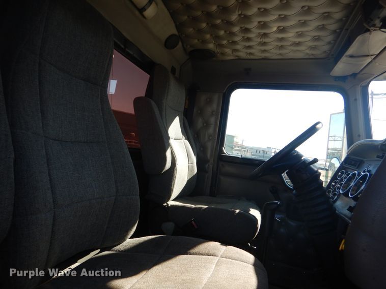 image for item DI1010 2005 Kenworth T800  semi truck with crane