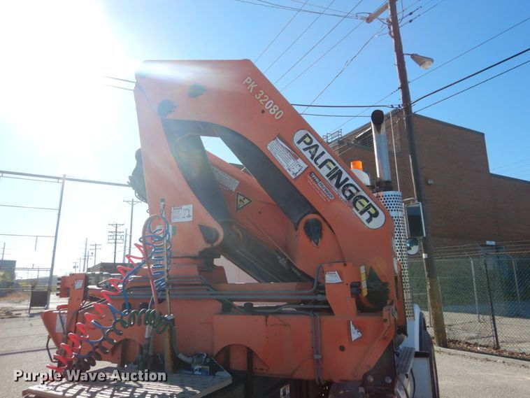 image for item DI1010 2005 Kenworth T800  semi truck with crane