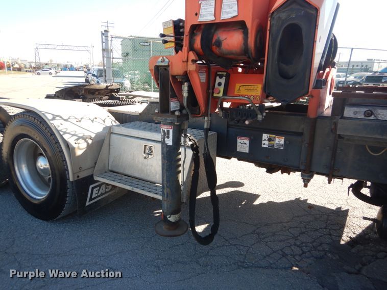 image for item DI1010 2005 Kenworth T800  semi truck with crane