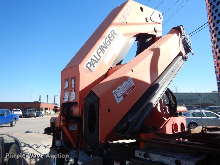 image for item DI1010 2005 Kenworth T800  semi truck with crane