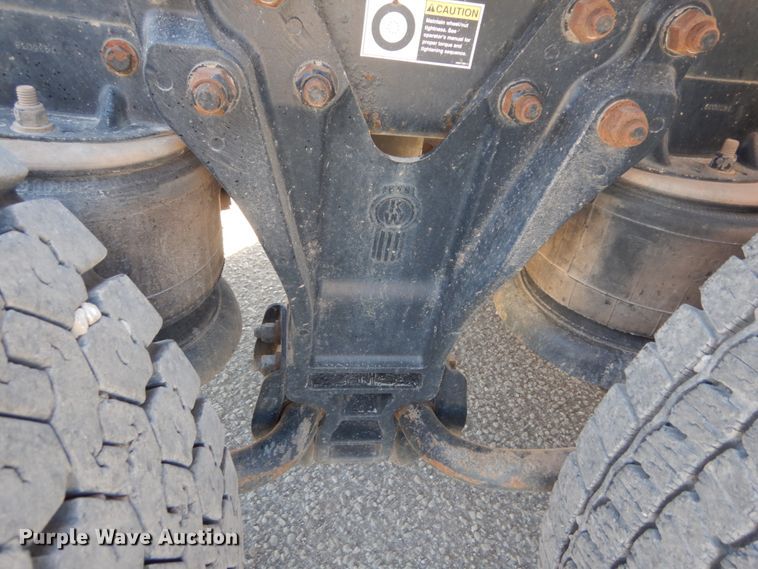 image for item DI1010 2005 Kenworth T800  semi truck with crane