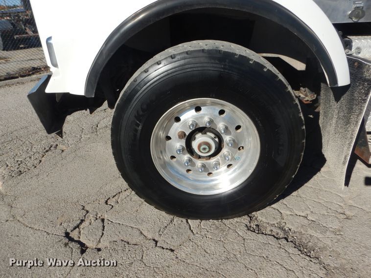 image for item DI1010 2005 Kenworth T800  semi truck with crane