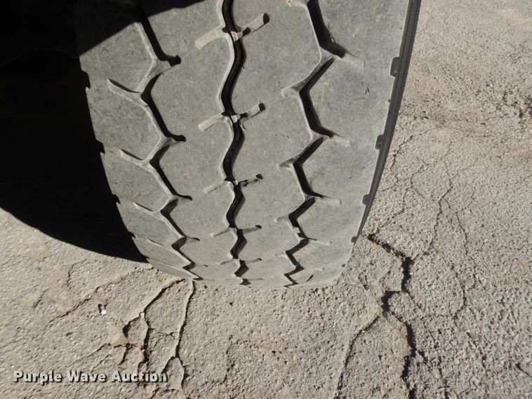 image for item DI1010 2005 Kenworth T800  semi truck with crane