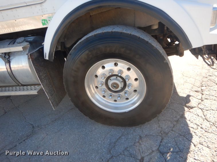 image for item DI1010 2005 Kenworth T800  semi truck with crane