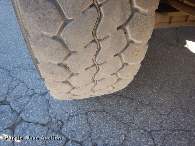 image for item DI1010 2005 Kenworth T800  semi truck with crane