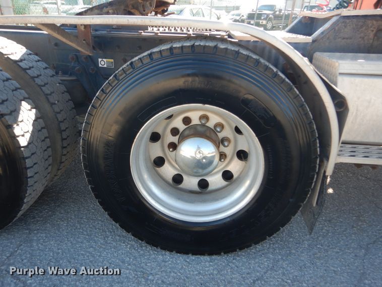 image for item DI1010 2005 Kenworth T800  semi truck with crane