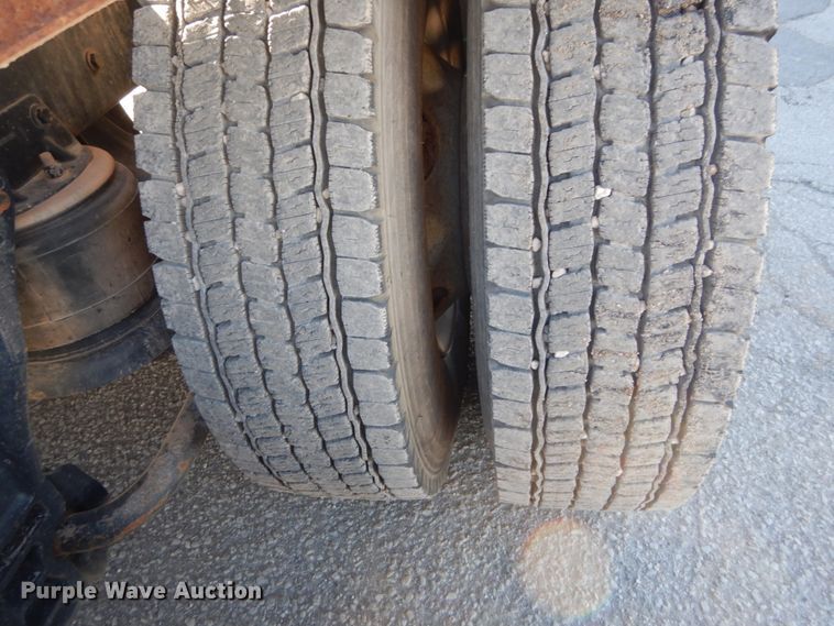 image for item DI1010 2005 Kenworth T800  semi truck with crane