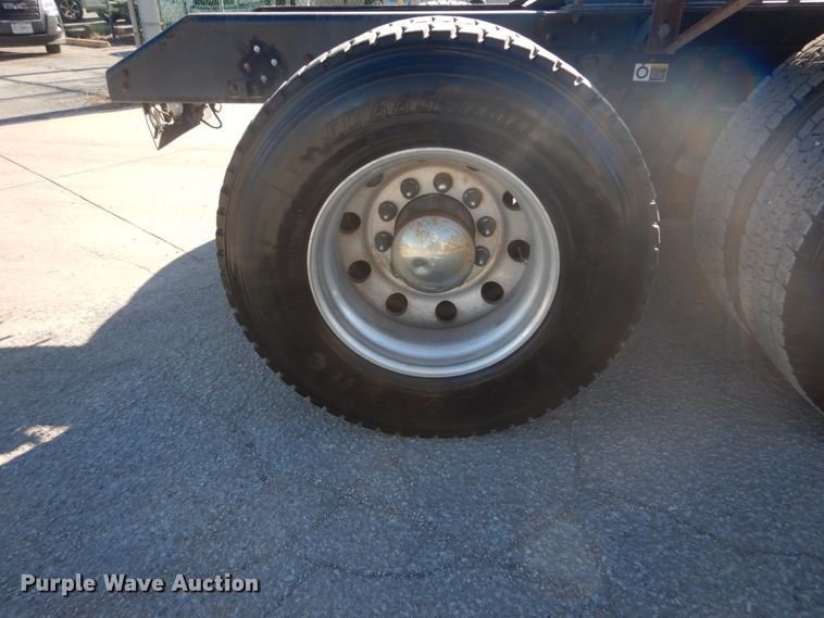 image for item DI1010 2005 Kenworth T800  semi truck with crane