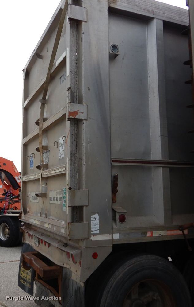 image for item DI1068 1995 East walking floor trailer