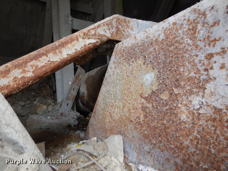 image for item DI1070 1985 East push ejection trailer