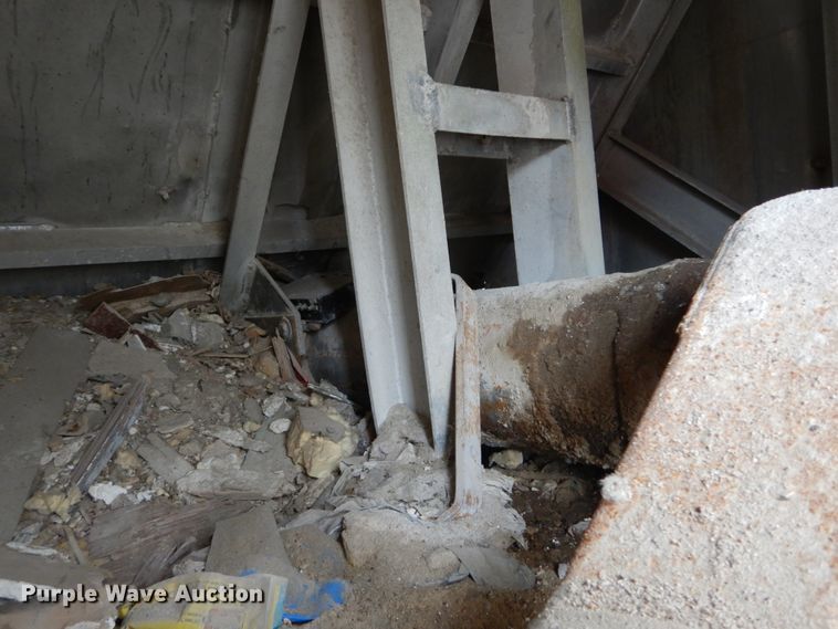 image for item DI1070 1985 East push ejection trailer