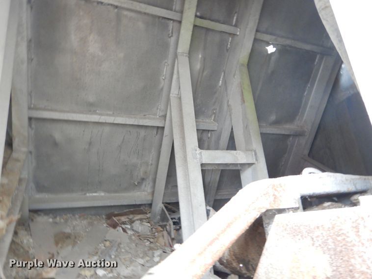 image for item DI1070 1985 East push ejection trailer