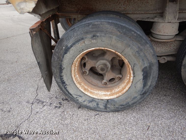 image for item DI1070 1985 East push ejection trailer