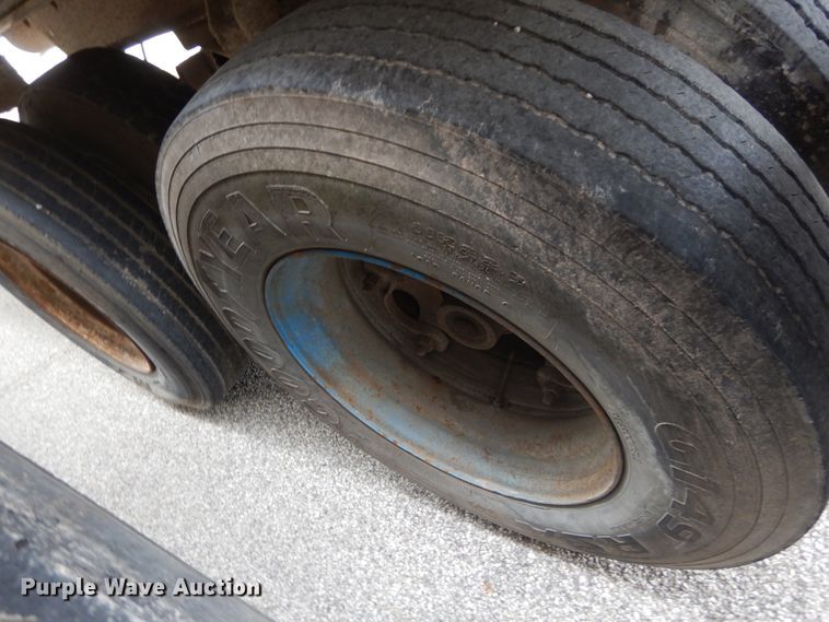 image for item DI1070 1985 East push ejection trailer