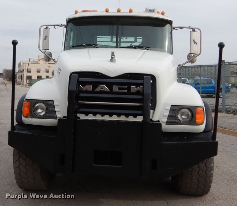 image for item DI1071 2005 Mack CV713  winch truck