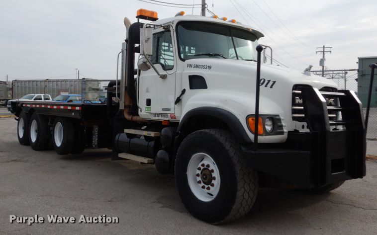 image for item DI1071 2005 Mack CV713  winch truck