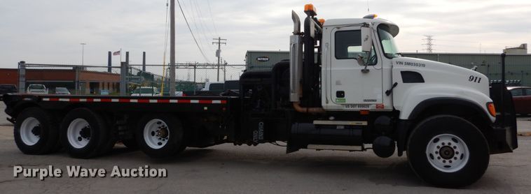 image for item DI1071 2005 Mack CV713  winch truck