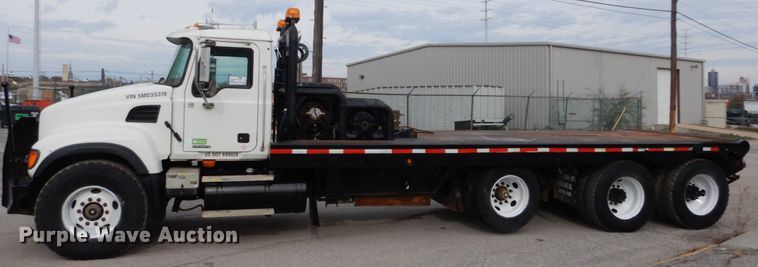 image for item DI1071 2005 Mack CV713  winch truck