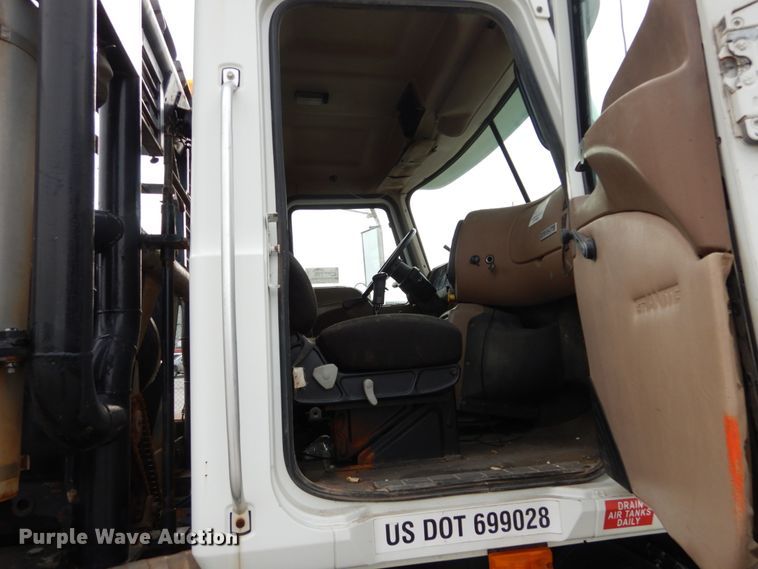 image for item DI1071 2005 Mack CV713  winch truck