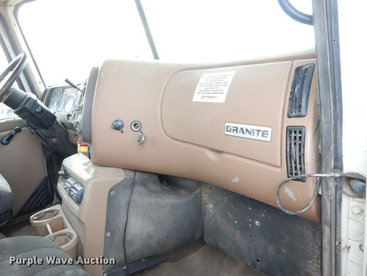 image for item DI1071 2005 Mack CV713  winch truck