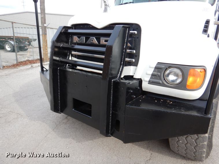 image for item DI1071 2005 Mack CV713  winch truck